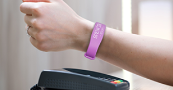Vernieuw de klantervaring in uw hotel, spa of pretpark met RFID-polsbandjes